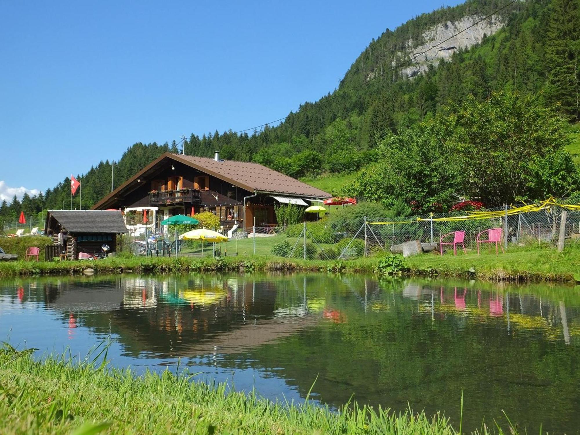 Hostel Backpacker Le Petit Baroudeur Champéry Exterior foto